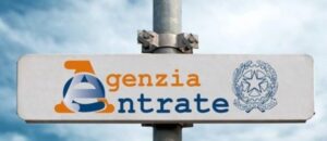 alt="sanatoria edilizia Milano, tecnico controlla planimetria"